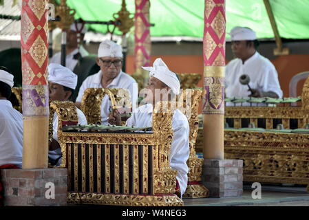 Bali, Indonesia - 24 maggio 2017: design Balinese Gamelan orchestra eseguire la riproduzione tradizionale musica rituale in Arte e Cultura Festival di Bali, Indonesia Foto Stock