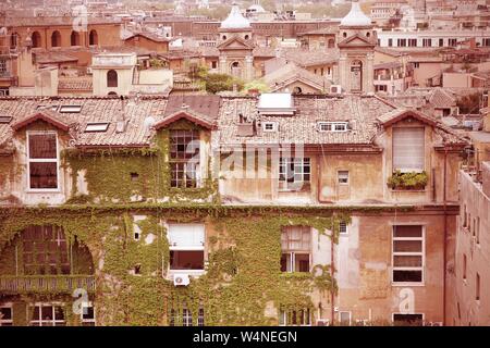 Paesaggio urbano in Roma, Italia. Vecchia architettura italiana. Croce di colore trasformati in stile retrò - immagine filtrata di tono. Foto Stock