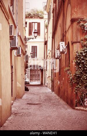 Old town street e architettura mediterranea in Roma, Italia. Croce di colore trasformati in stile retrò - immagine filtrata di tono. Foto Stock