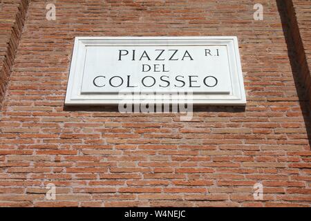 Piazza del Colosseo (Colosseo Quadrato) - old street sign in Roma, Italia Foto Stock