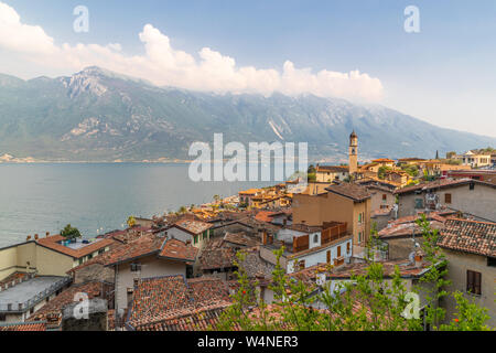 Una vista in alto dalla casa di limone sopra la città con il lago e le montagne sullo sfondo. Foto Stock