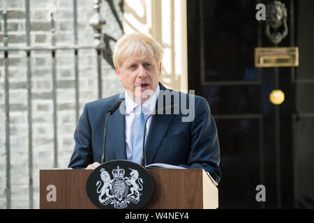 Londra, Regno Unito. Il 24 luglio, 2019. Boris Johnson, Regno Unito il primo ministro, offre un intervento esterno 10 di Downing Street. Il Primo Ministro Boris Johnson, promessa di prendere la Gran Bretagna fuori dell' Unione europea del 31 ottobre Credito: Michael Tubi/Alamy Live News Foto Stock