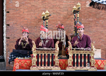 Bali, Indonesia - 24 maggio 2017: design Balinese Gamelan orchestra eseguire la riproduzione tradizionale musica rituale in Arte e Cultura Festival di Bali, Indonesia Foto Stock