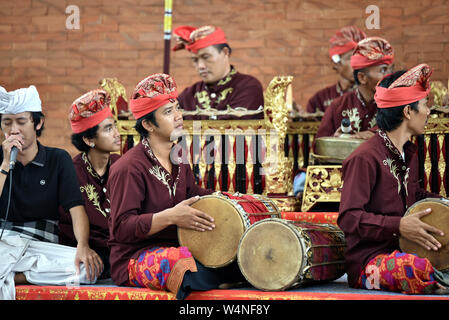 Bali, Indonesia - 24 maggio 2017: design Balinese Gamelan orchestra eseguire la riproduzione tradizionale musica rituale in Arte e Cultura Festival di Bali, Indonesia Foto Stock