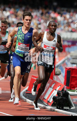 Jakob INGEBRIGTSEN (Norvegia), Rhonex KIPRUTO (Kenya) concorrenti negli uomini del 5000m finale al 2019, IAAF Diamond League, Anniversario Giochi, Queen Elizabeth Olympic Park, Stratford, Londra, Regno Unito. Foto Stock