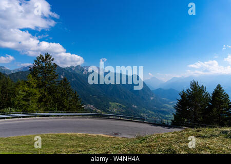 Una curva lonely street, nel mezzo delle montagne - vista panoramica Foto Stock