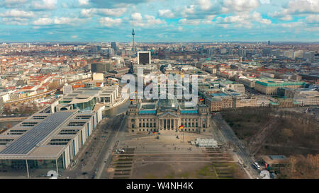 Berlin Brandenburg Gate vista aerea con il traffico della città. Foto Stock