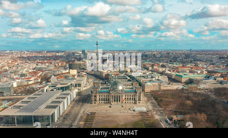 Berlin Brandenburg Gate vista aerea con il traffico della città. Foto Stock