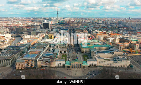 Berlin Brandenburg Gate vista aerea con il traffico della città. Foto Stock