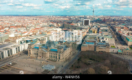 Berlin Brandenburg Gate vista aerea con il traffico della città. Foto Stock