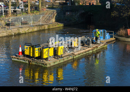 Piattaforma galleggiante con attrezzature per le riparazioni per bloccare 92 in corrispondenza della giunzione di Bridgewater e canali di Rochdale, Castlefield, Manchester, Inghilterra, Regno Unito Foto Stock