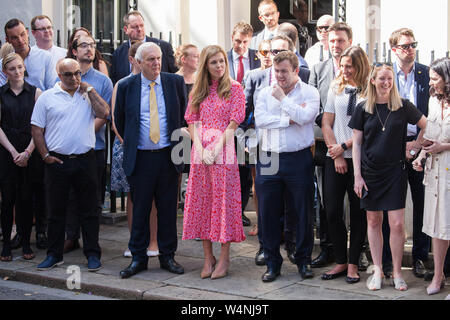 Londra, Regno Unito. 24 Luglio, 2019. Carrie Symonds (c), Boris Johnson's ragazza, attende per lui arrivare a Downing Street come Primo Ministro per la prima volta, essendo stata formalmente nominati dalla Regina poco prima a Buckingham Palace. Credito: Mark Kerrison/Alamy Live News Foto Stock