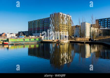 I Tessitori Quay blocchi di appartamenti in costruzione, dal campo di cotone Park, New Islington, Ancoats, Manchester, Inghilterra, Regno Unito Foto Stock