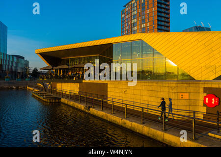 L'Alchimista Ristorante e bar (Reid architetti), al tramonto, Salford Quays, Manchester, Regno Unito. Foto Stock