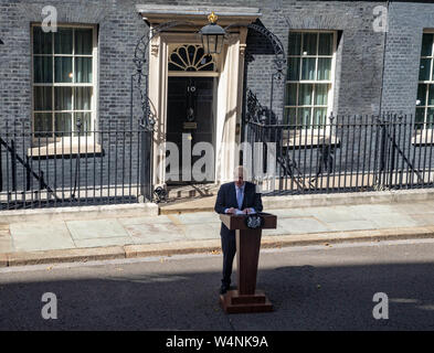 A Downing Street, Londra, Regno Unito. Il 24 luglio, 2019. Il nuovo Primo Ministro, Boris Johnson, fa un discorso a Downing Street dopo una visita a Buckingham Palace dove ha incontrato la Regina che gli aveva chiesto di formare un governo. Credito: Tommy Londra/Alamy Live News Foto Stock