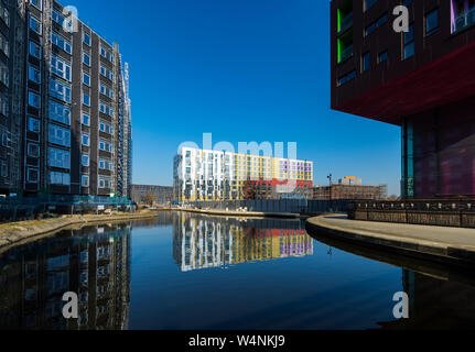 Una Vesta Street, tessitori Quay e patatine e blocchi di appartamenti dal nuovo quartiere di Islington Marina, Ancoats, Manchester, Inghilterra, Regno Unito Foto Stock