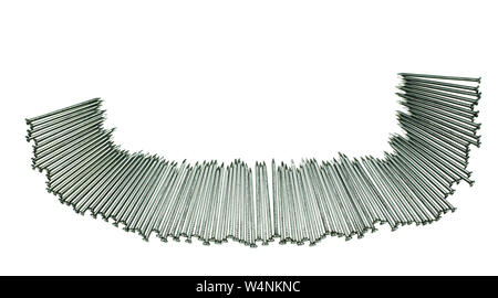 Pila di chiodi di ferro a sfondo bianco Foto Stock