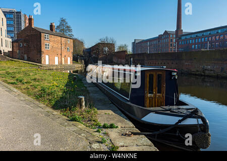 Ex detentore di bloccaggio's cottage e un canal narrowboat sull'Ashton Canal, New Islington, Ancoats, Manchester, Inghilterra, Regno Unito. Foto Stock