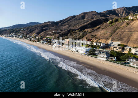 Vista aerea di eleganti case sulla spiaggia e la Santa Monica montagne vicino a Los Angeles in scenic Malibu, California. Foto Stock