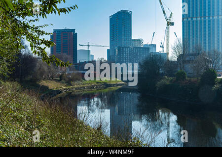 Un Greengate appartamento edificio si riflette nel fiume Irwell, Salford, Manchester, Inghilterra, Regno Unito Foto Stock