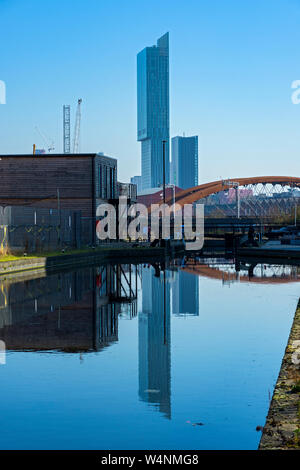 Il Beetham Tower e Ordsall corda rail bridge dal Manchester e Bolton Bury canal a Middlewood blocca lo sviluppo, Salford, Manchester, Regno Unito Foto Stock