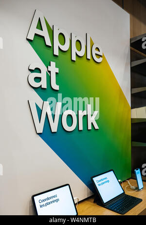 Parigi, Francia - Lug 24, 2019: Apple al lavoro angolo pubblicità all'interno di Apple Store dedicata per le piccole aziende Foto Stock