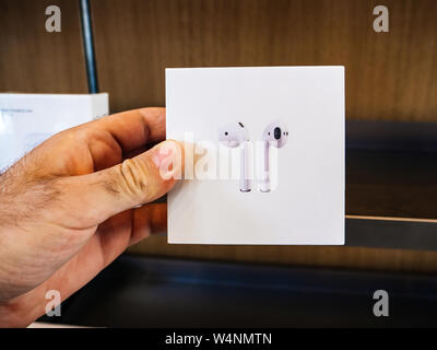 Parigi, Francia - Lug 24, 2019: uomo POV prospettiva personale all'interno di Apple Store al nuovo Apple cuffie AirPods Foto Stock