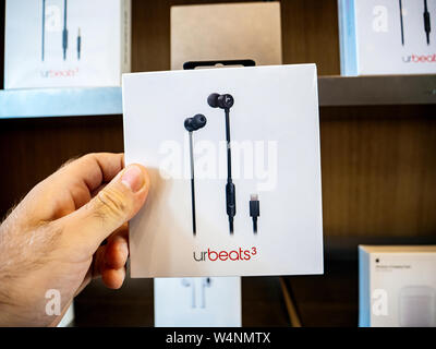 Parigi, Francia - Lug 24, 2019: uomo POV prospettiva personale all'interno di Apple Store al nuovo Apple URBeats 3 carrello per nuove cuffie Foto Stock