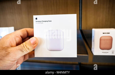 Parigi, Francia - Lug 24, 2019: uomo POV prospettiva personale all'interno di Apple Store al nuovo Wireless custodia di ricarica per AirPods Foto Stock