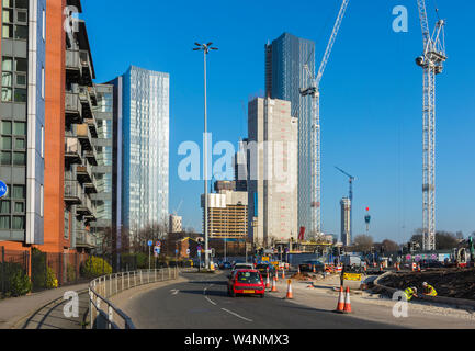 Il Crown Street e Deansgate Square blocchi di appartamenti in costruzione (Feb 19). Da Chester Road, Manchester, Inghilterra, Regno Unito. Foto Stock