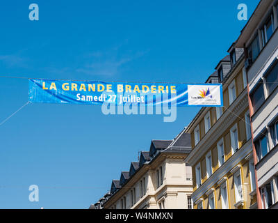 Strasburgo, Francia - Lug 24, 2019: La Grande Braderie pubblicità per la braderie annuale street market mercato delle pulci a Strasburgo, Alsazia Foto Stock