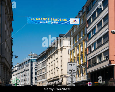 Strasburgo, Francia - Lug 24, 2019: La Grande Braderie pubblicità per la braderie annuale street market mercato delle pulci a Strasburgo, Alsazia Foto Stock