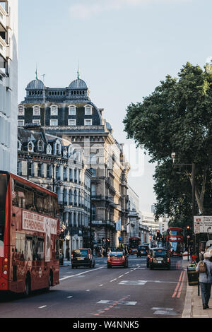 London, Regno Unito - 15 Luglio 2019: Red double decker bus e auto su Buckingham Palace Road, una strada famosa in Victoria, Londra, che corre da Buckingham Foto Stock