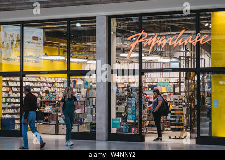 London, Regno Unito - 15 Luglio 2019: la gente camminare passato Paperchase shop dentro la stazione Victoria di Londra, Regno Unito. Paperchase è una famosa catena o dono e stazio Foto Stock