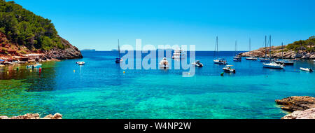 Panorama delle barche a vela a Cala Salada laguna. Scenario idilliaco. Ibiza, Isole Baleari. Spagna Foto Stock