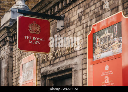 London, Regno Unito - 15 Luglio 2019: Segno al di fuori della Royal Mews a Buckingham Palace. Royal Mews sono responsabili per tutti la strada viaggio per il Foto Stock