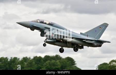 German Air Force Luftwaffe Eurofighter EF-2000 Typhoon jet da combattimento che arrivano al 2019 Royal International Air Tattoo Foto Stock