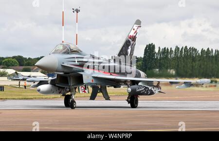 German Air Force (Luftwaffe) Eurofighter Typhoon con illustrazione speciale per celebrare la guerra mondiale 1 fighter ace Manfred von Richthofen "Barone Rosso" Foto Stock