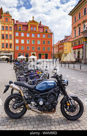 WROCLAW, Polonia - 17 Luglio 2019: moto parcheggiate nella Città Vecchia a Wroclaw in giorno d'estate. Foto Stock
