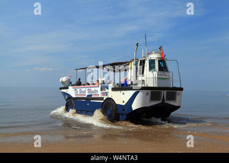 Il Mostro di lavaggio, entrando in mare, inizio di sea cruise, passeggeri, Hunstanton beach, veicolo anfibio, crociere, il lavaggio, Norfolk Foto Stock