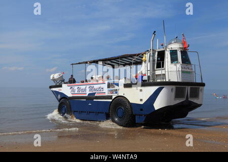 Il Mostro di lavaggio, entrando in mare, inizio di sea cruise, passeggeri, Hunstanton beach, veicolo anfibio, crociere, il lavaggio, Norfolk Foto Stock