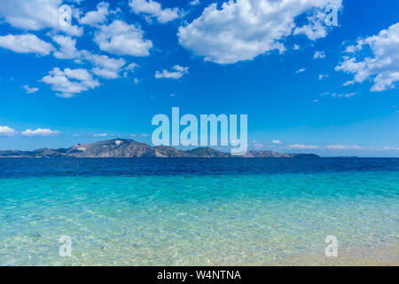 Grecia ZANTE, ideale blu azzurro acqua pulita alla spiaggia di sabbia con vista sull'isola di Zante da Marathonissi Foto Stock