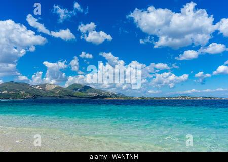 Grecia Zante, il paradiso come la spiaggia perfetta e paesaggio di montagna dietro Foto Stock