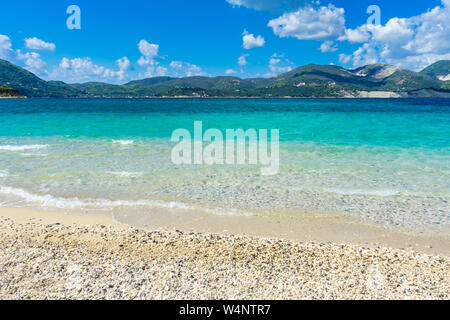 Grecia ZANTE, vista verso il verde delle montagne dell'isola da perfetta spiaggia di sabbia bianca Foto Stock