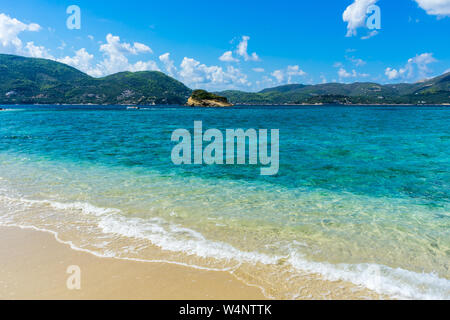 Grecia ZANTE, verde isola di Zante con la natura della montagna paesaggio perfetto dietro la spiaggia di sabbia bianca Foto Stock