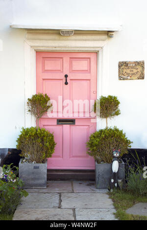 La casa sul verde con rosa porta anteriore, Walberswick, Suffolk, Regno Unito Foto Stock