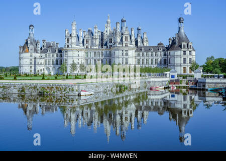 Castello di Chambord, Francia - Luglio 07, 2017: Il castello rispecchia nel lago in una giornata di sole. Castello di Chambord, Francia sulla luglio 07, 2017 Foto Stock