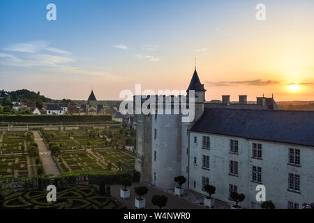 Castello di Villandry, Francia - Luglio 07, 2017: il giardino illuminato da 2.000 candele al tramonto . Le Notti delle Mille Luci di Villandry castello, Francia su Foto Stock