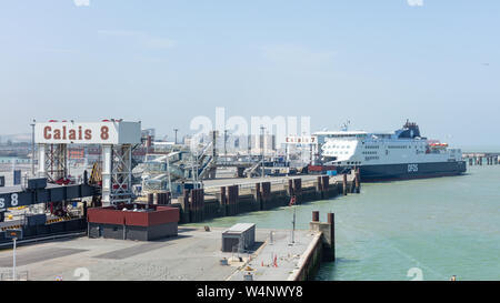 Porto di Calais, Calais, Francia; 28 giugno 2019; vista del traghetto posti barca con traghetto DFDS Cote des Dunes agganciato in background Foto Stock