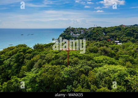 Vista aerea di una grande croce sulla cima di una scogliera sopra Isola Boracay White Beach nelle Filippine Foto Stock